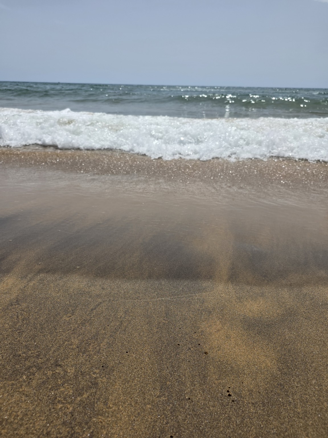 Fala rozbijająca się o złoty piasek na Playa Larga