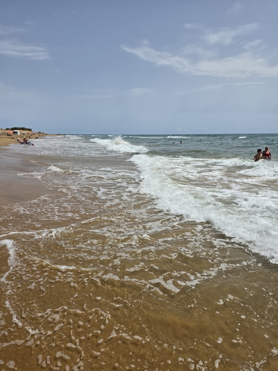Przejrzysta woda i spienione fale przy Playa Larga w Calblanque