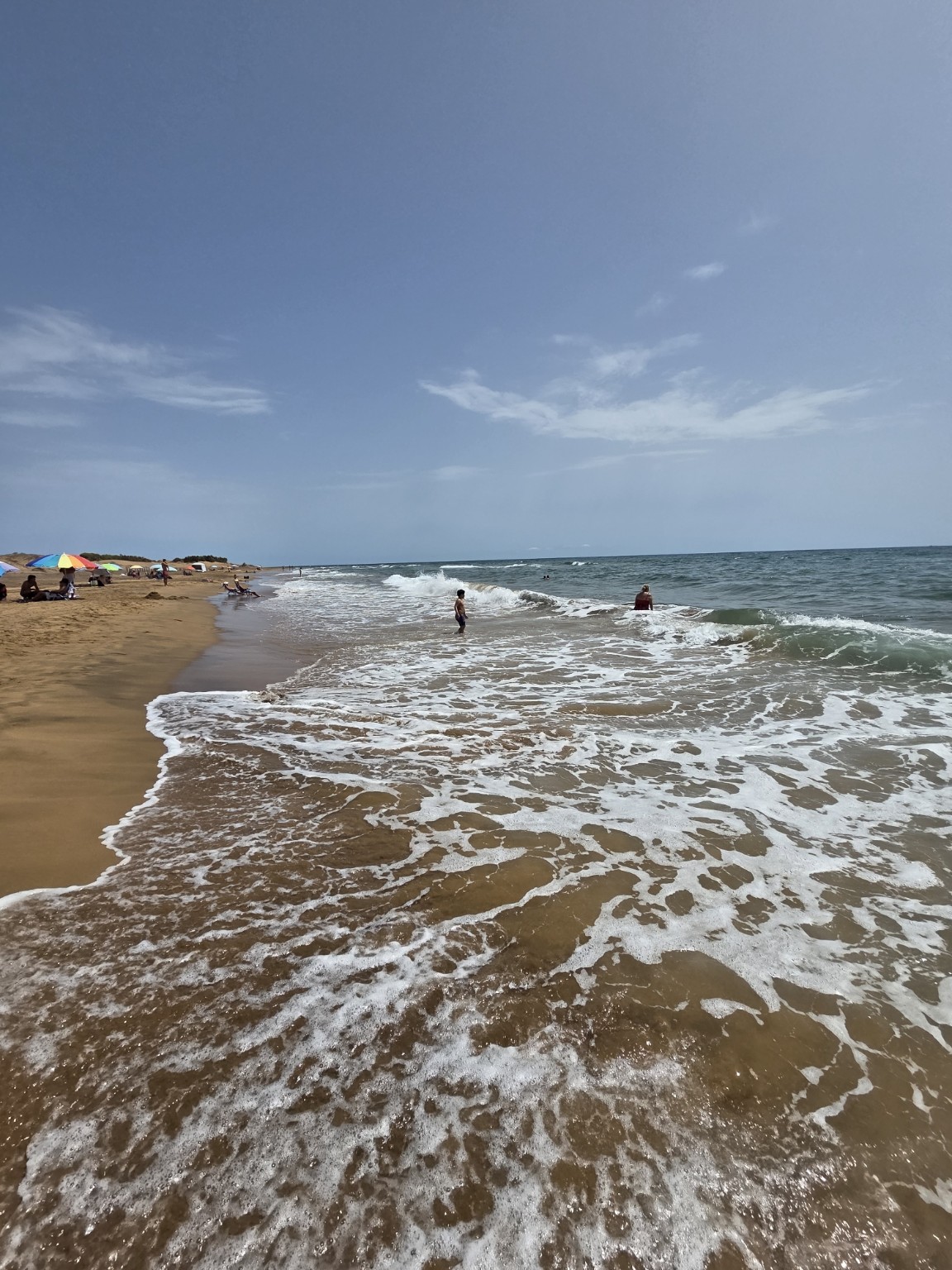 Złota Playa Larga w Calblanque i fale Morza Śródziemnego