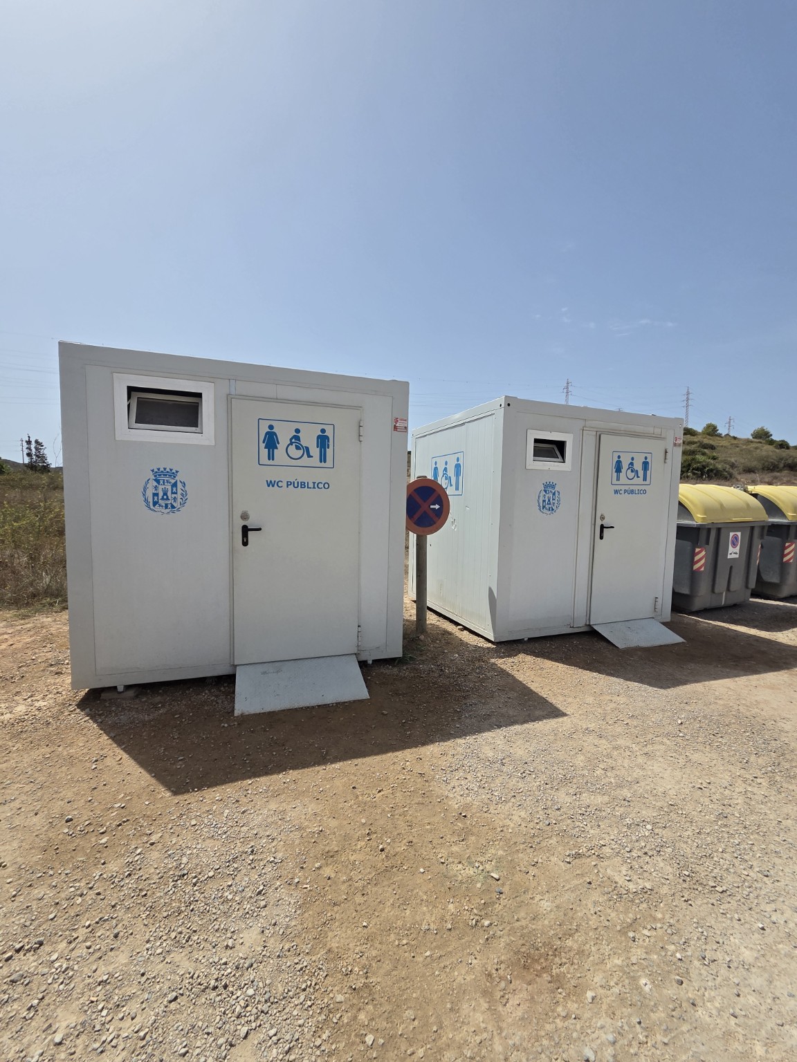 Publiczne toalety przy parkingu przesiadkowym Calblanque