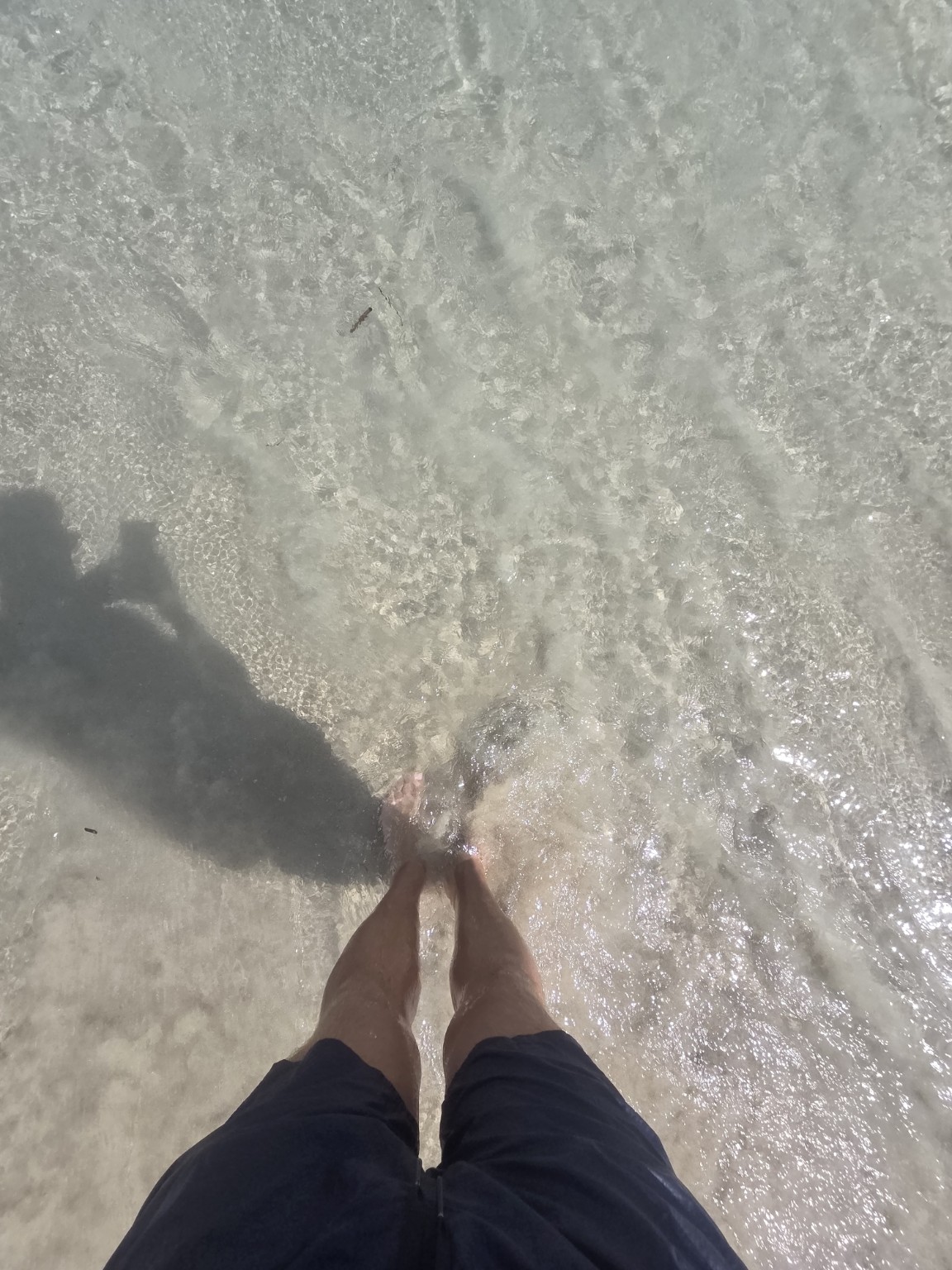Przejrzysta woda przy brzegu na plaży Mil Palmeras