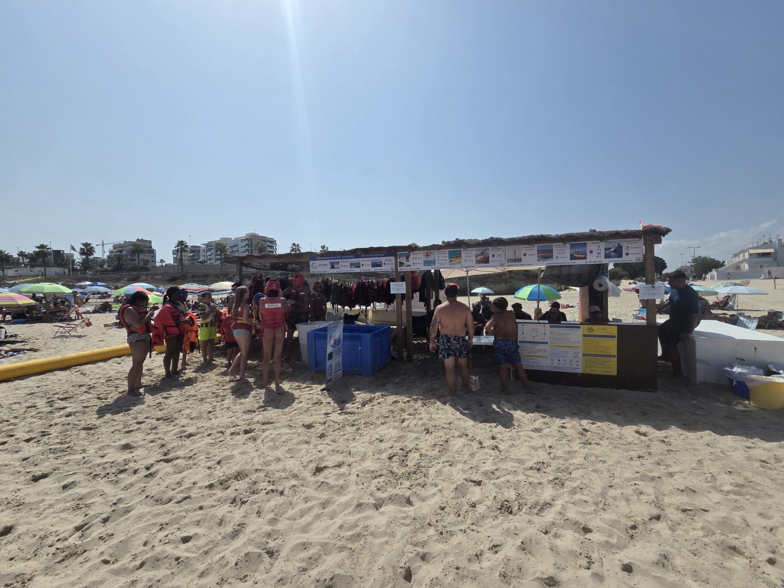 Punkt wypożyczania sprzętu wodnego na plaży Mil Palmeras