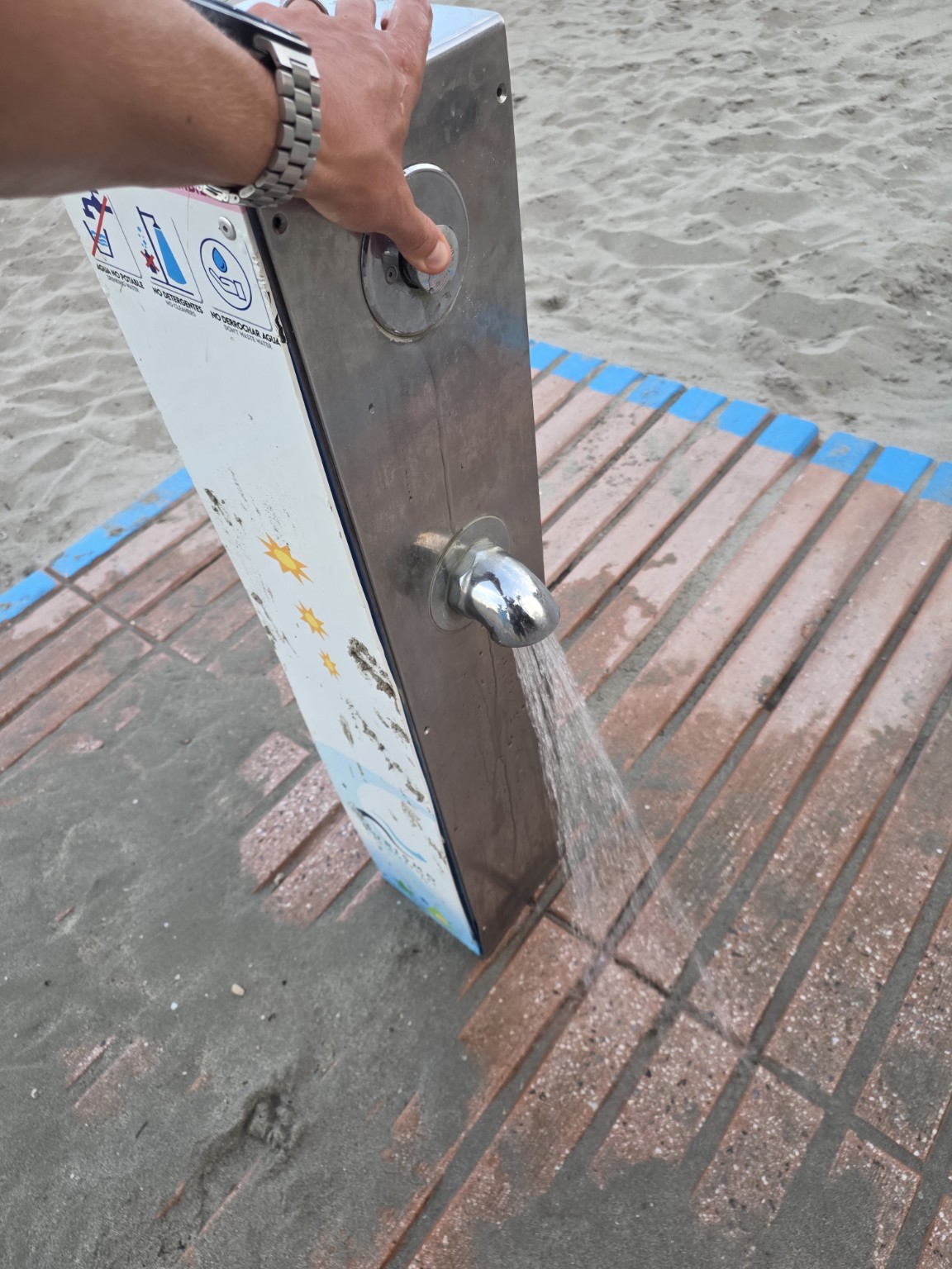 Publiczny punkt do opłukania stóp przy Playa del Espejo