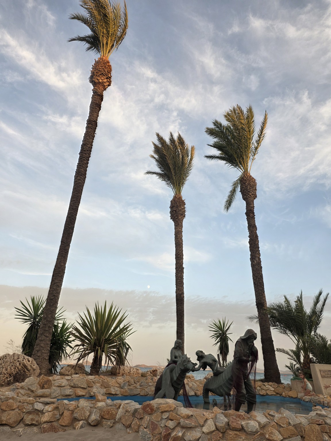 Monumento al Pescador otoczony palmami nad Mar Menor