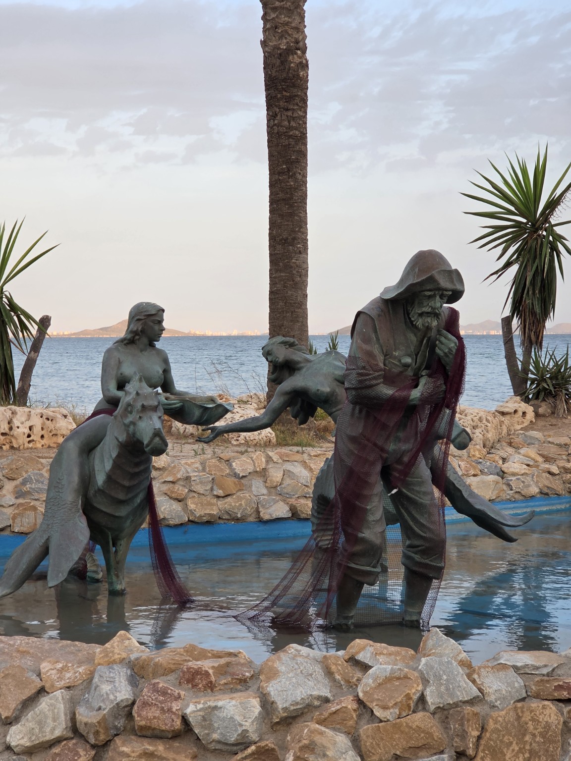Rzeźby rybaka i morskich postaci w Monumento al Pescador