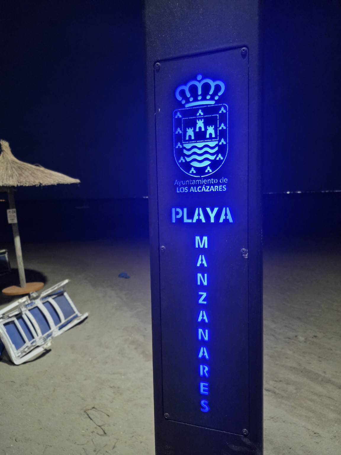 Zbliżenie podświetlonej tablicy Playa Manzanares w Los Alcázares