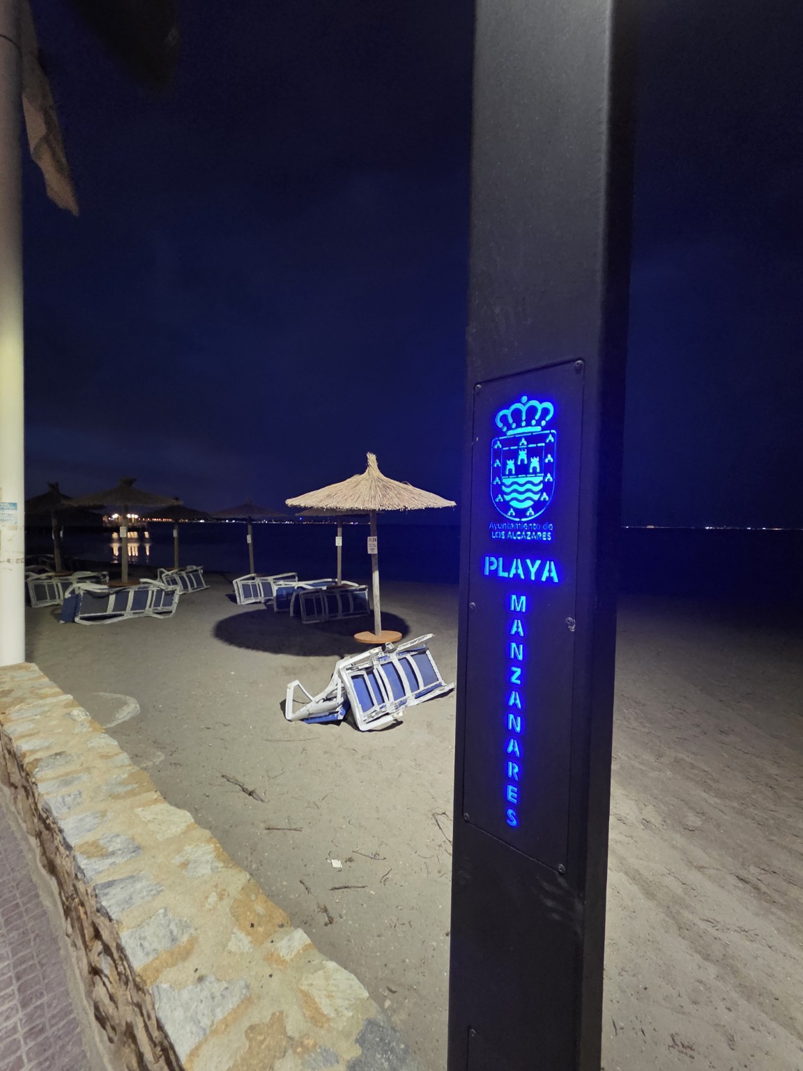 Podświetlona tablica Playa Manzanares przy sąsiednim odcinku promenady