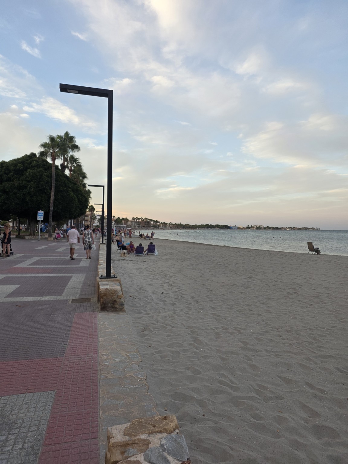Playa del Espejo i promenada późnym popołudniem