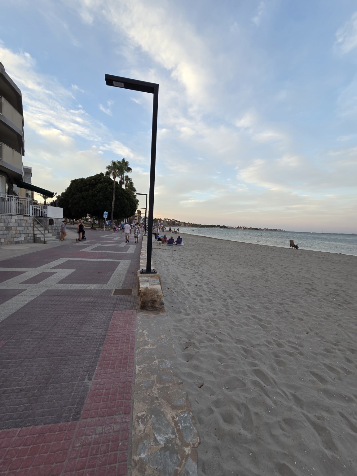Oświetlona promenada biegnąca wzdłuż Playa del Espejo