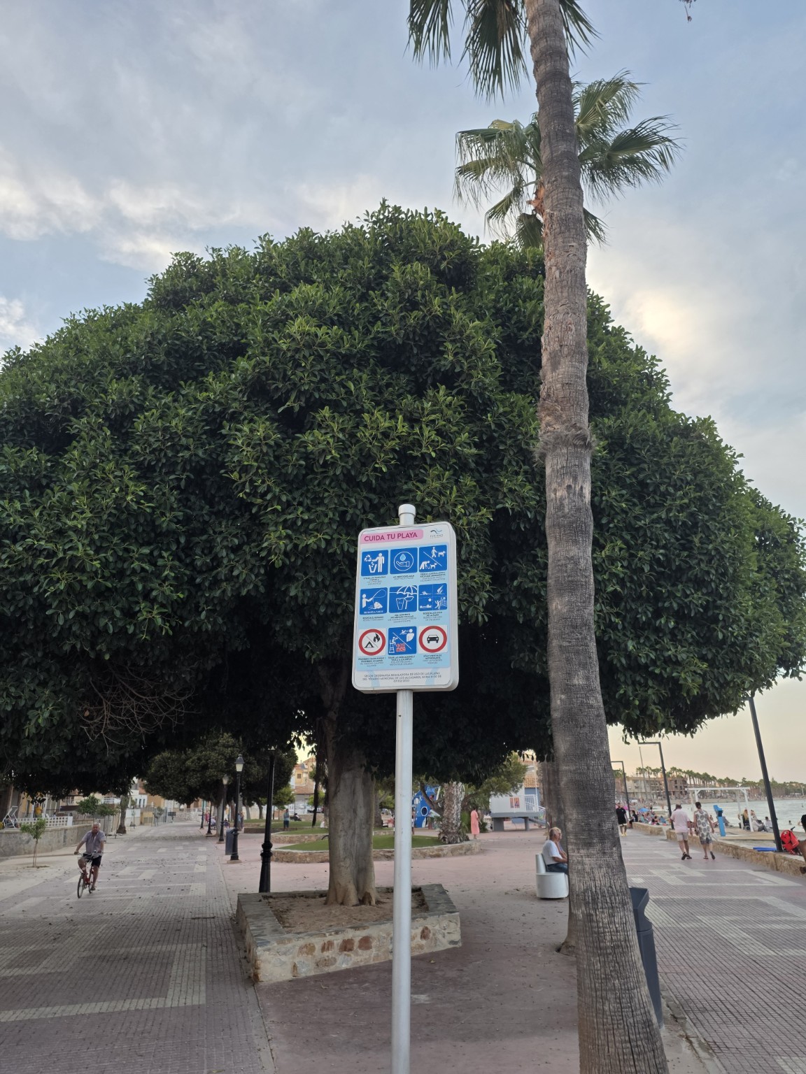 Promenada Playa del Espejo z tablicą zasad korzystania z plaży