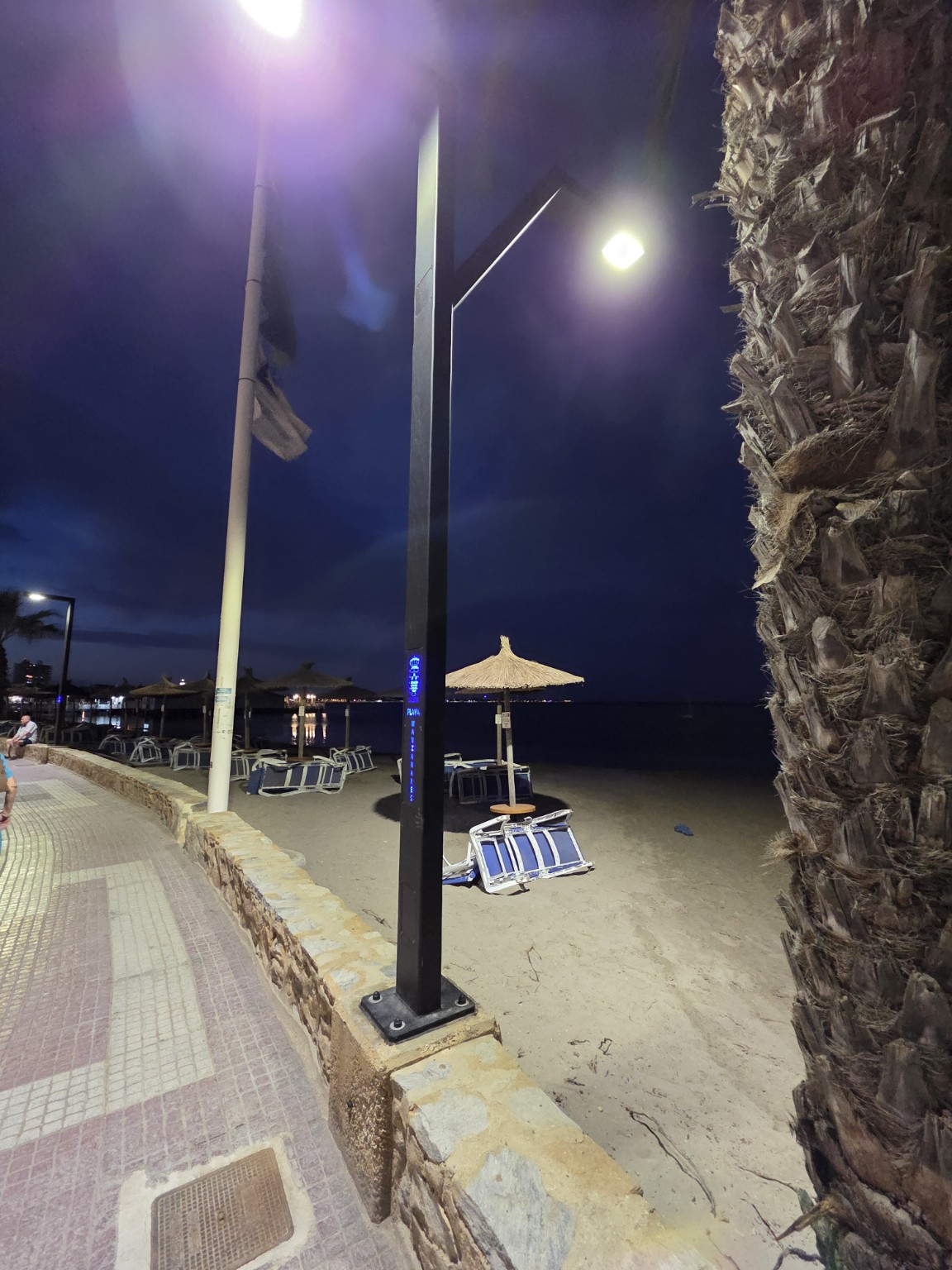Oświetlona promenada i plaża nocą w Los Alcázares