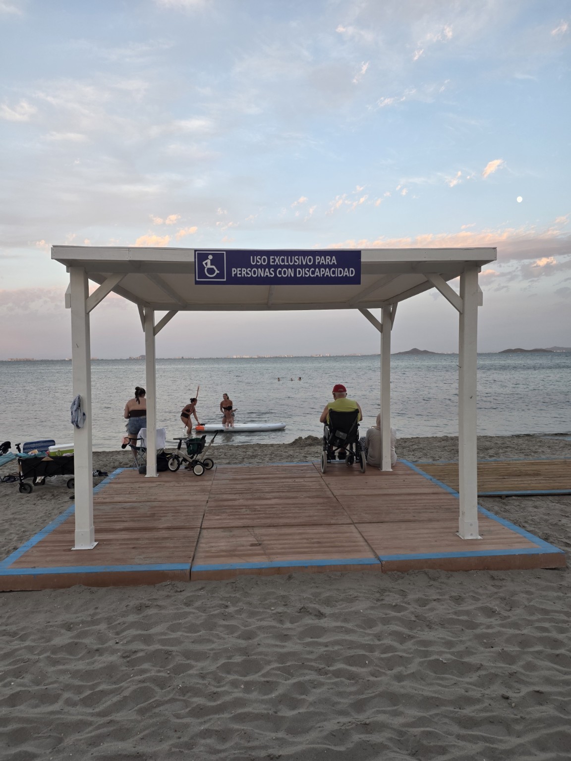 Zacieniona strefa dla osób z niepełnosprawnościami na Playa del Espejo