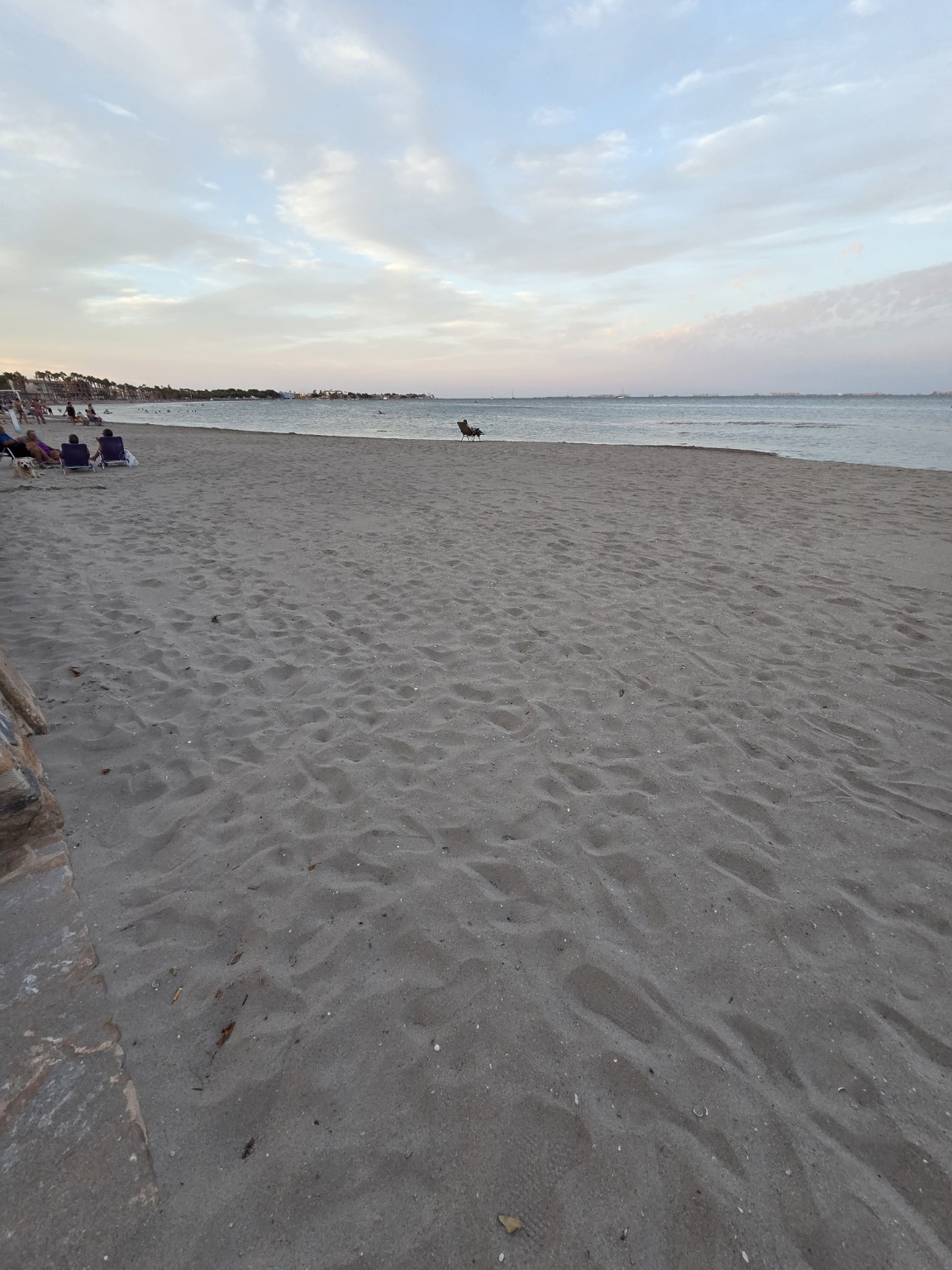 Szeroki piaszczysty odcinek Playa del Espejo nad Mar Menor