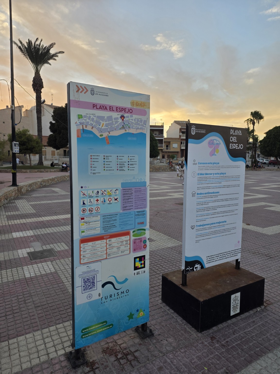 Oficjalne tablice informacyjne Playa del Espejo