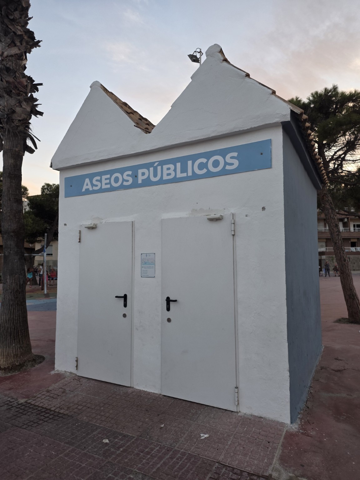 Budynek publicznych toalet przy Playa del Espejo