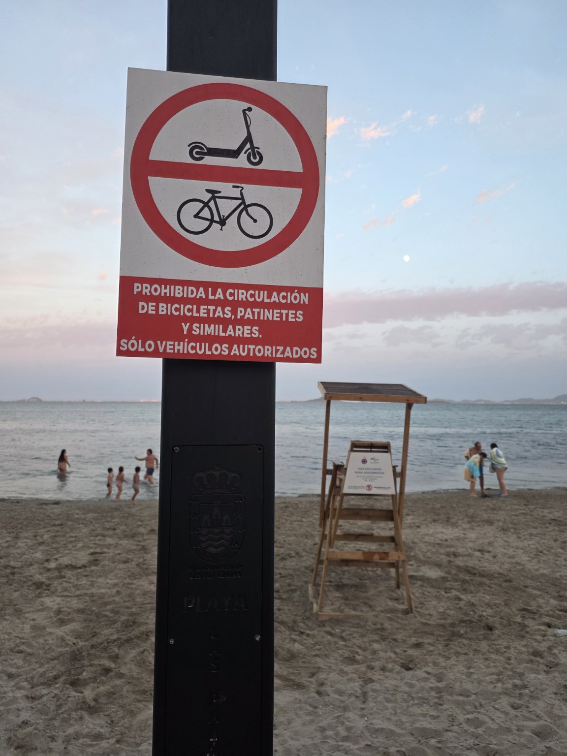 Znak zakazu jazdy rowerami i hulajnogami po promenadzie