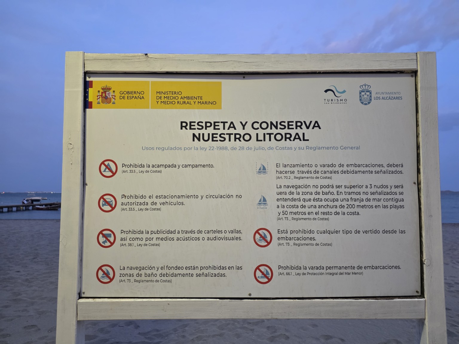 Tablica z zasadami ochrony wybrzeża na Playa del Espejo