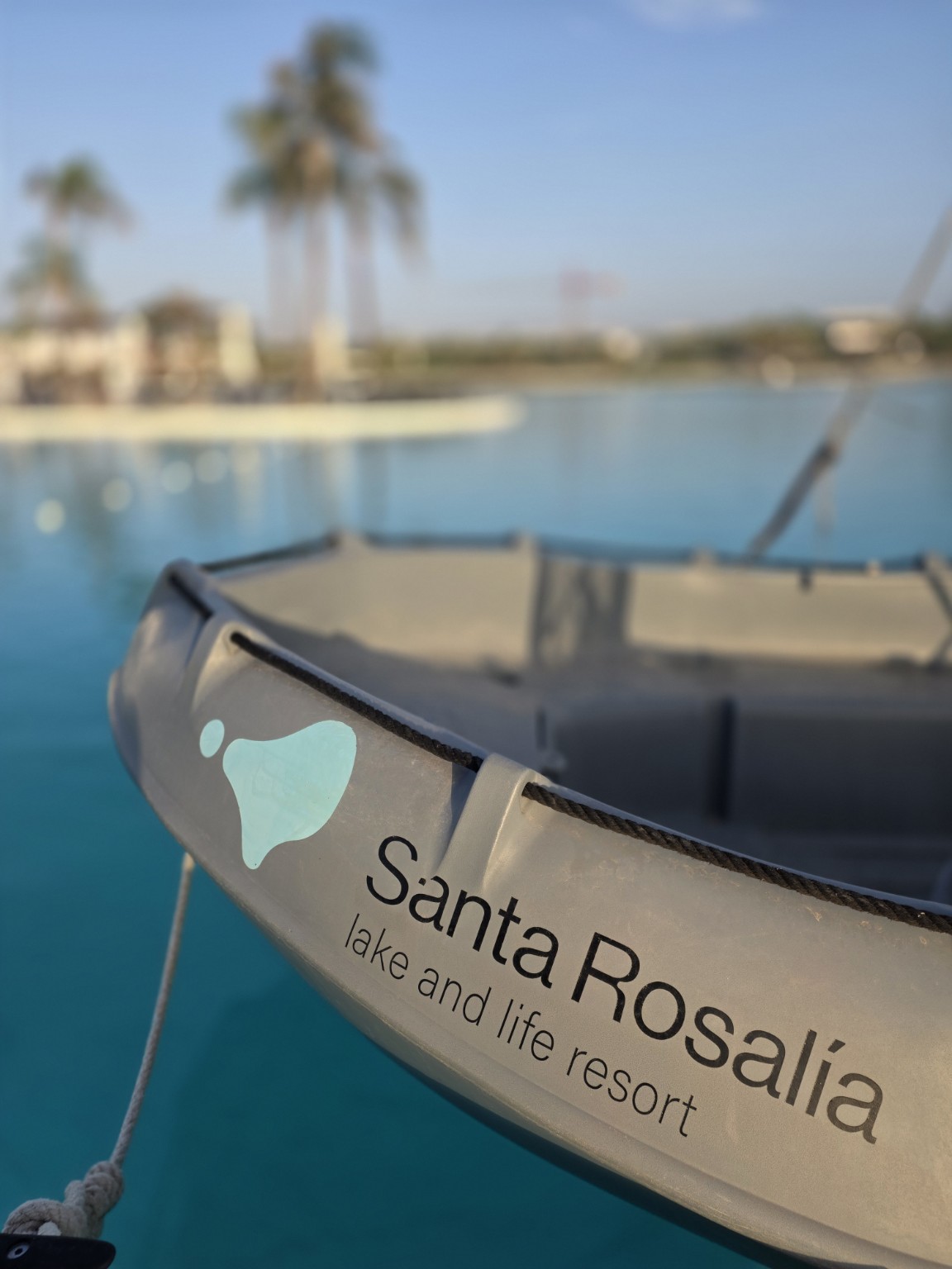 Łódka Santa Rosalía na turkusowej lagunie Lake & Life Resort